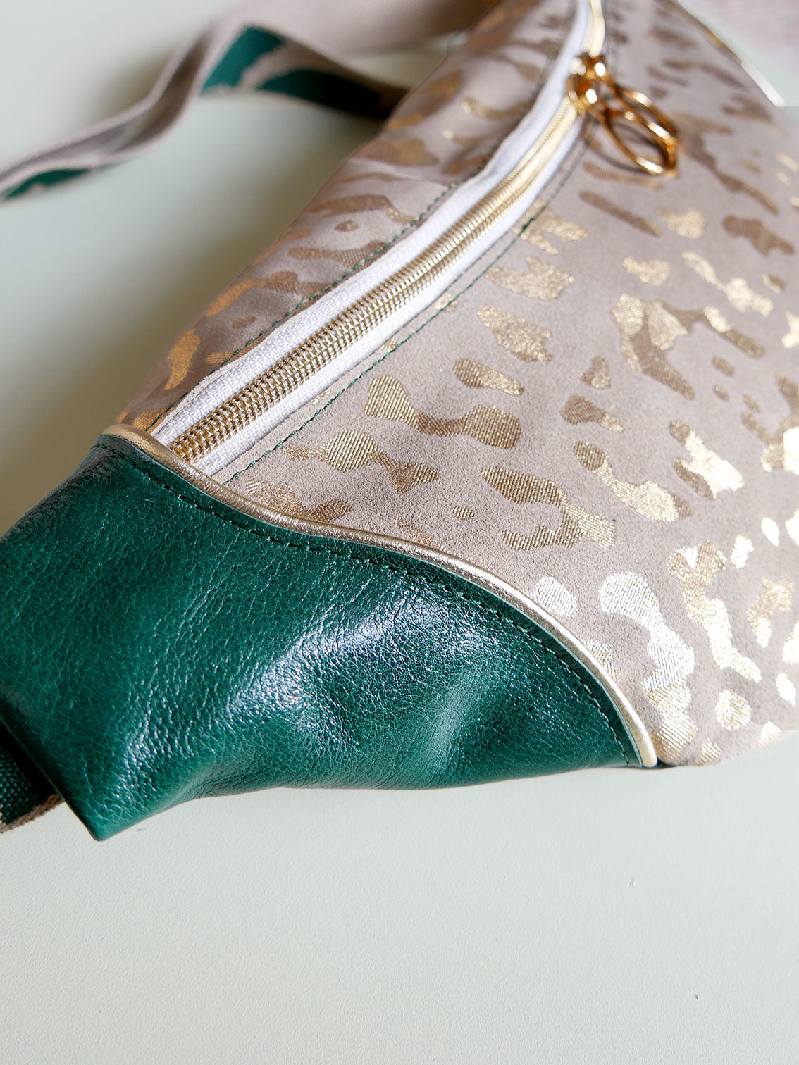 Banane - n°12 Cuir vert forêt et et motifs dorés