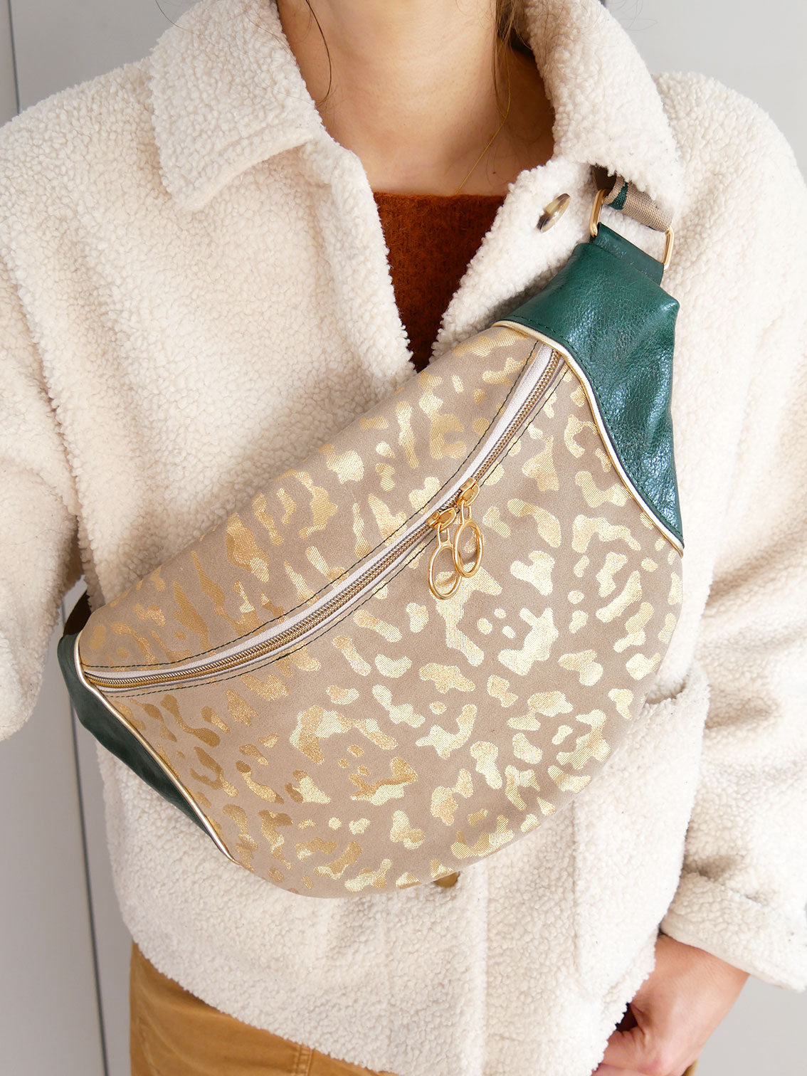 Banane - n°12 Cuir vert forêt et et motifs dorés