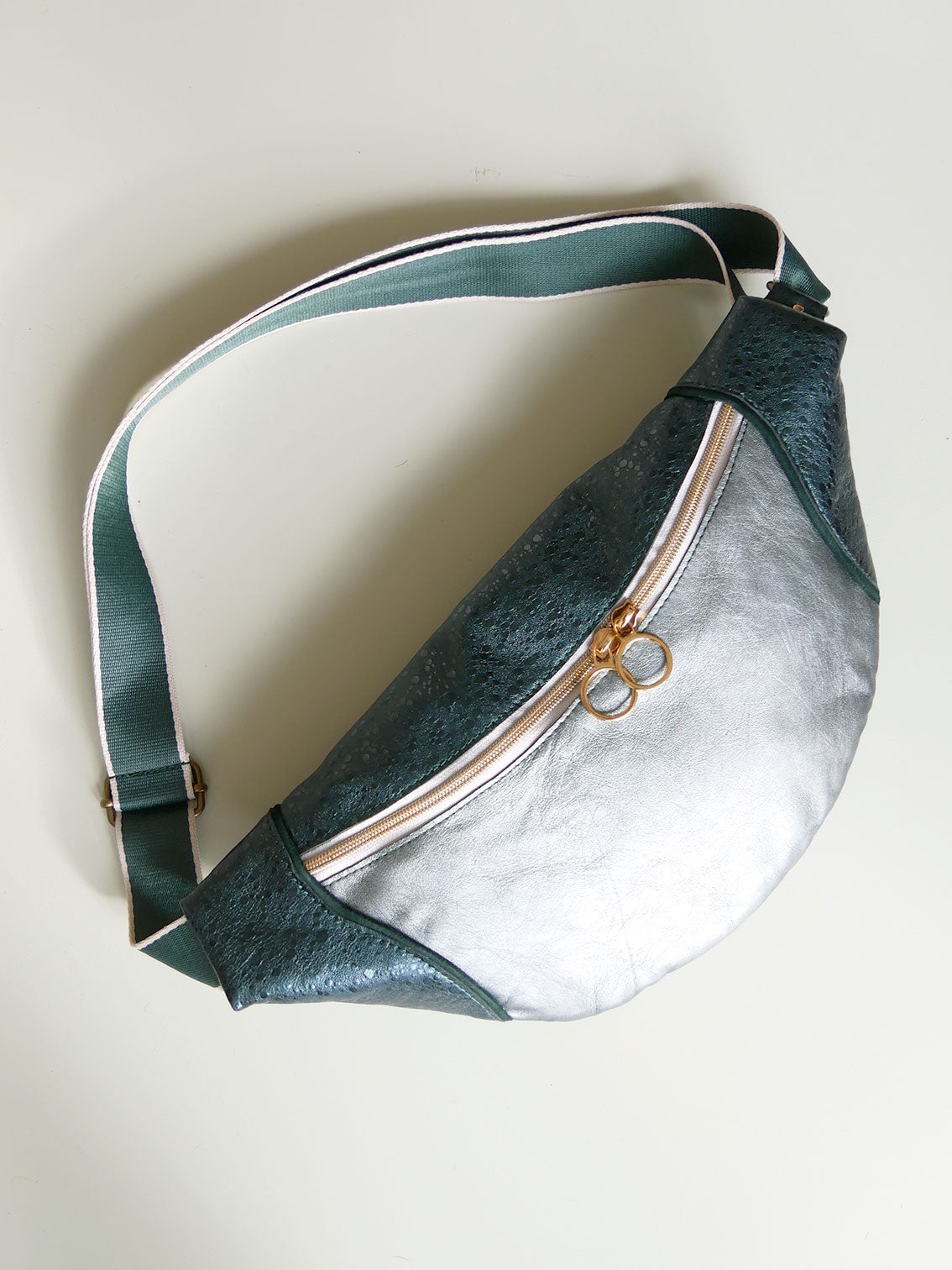 Banane - n°14 Cuir vert paon et vert de gris métallisé