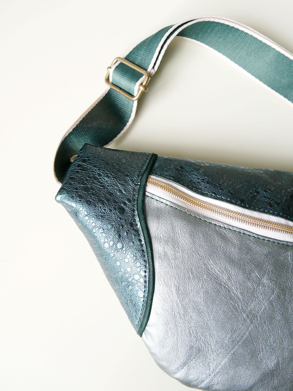 Banane - n°14 Cuir vert paon et vert de gris métallisé