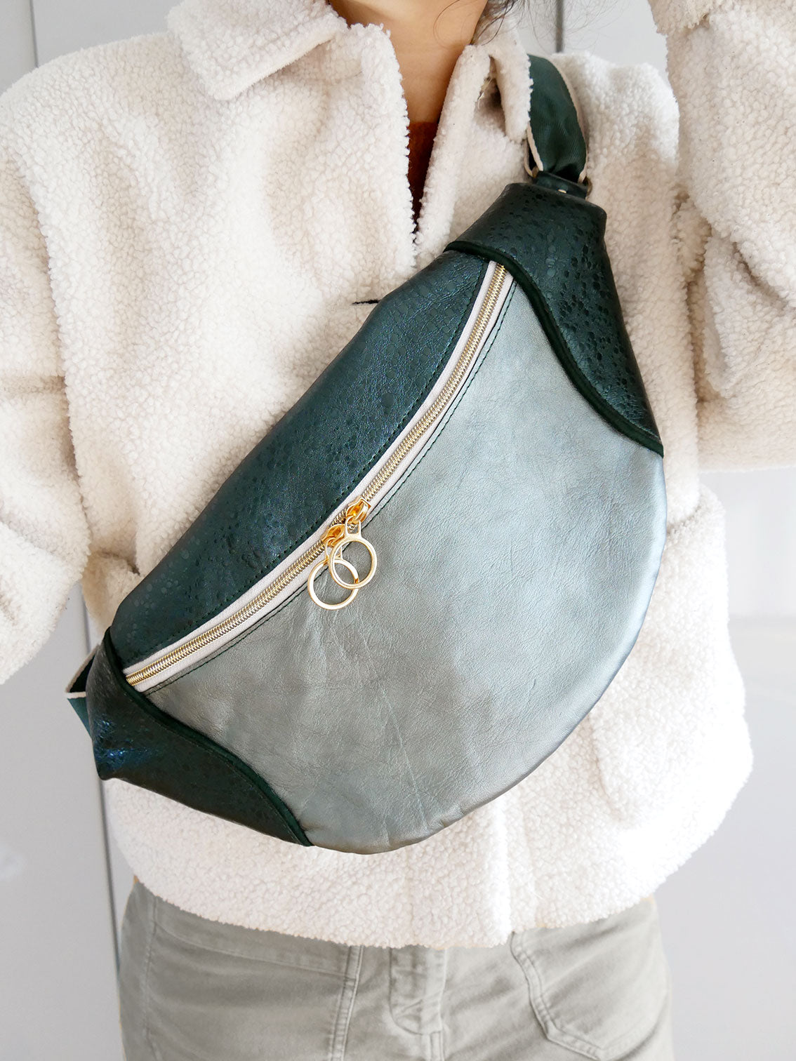 Banane - n°14 Cuir vert paon et vert de gris métallisé
