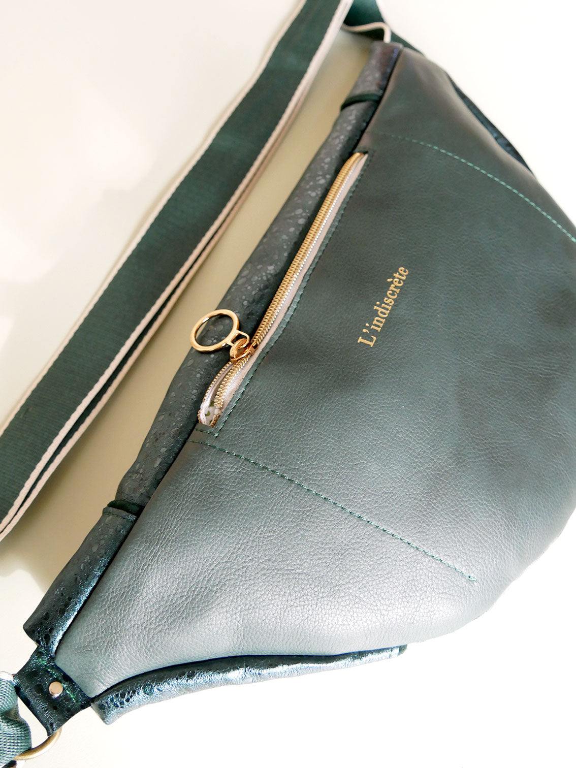 Banane - n°14 Cuir vert paon et vert de gris métallisé