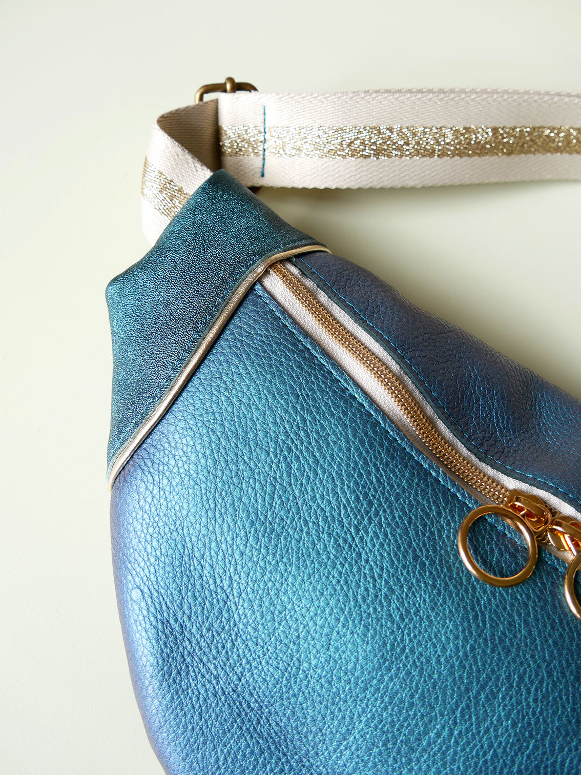 Banane - n°16 Cuir bleu pétrole et or