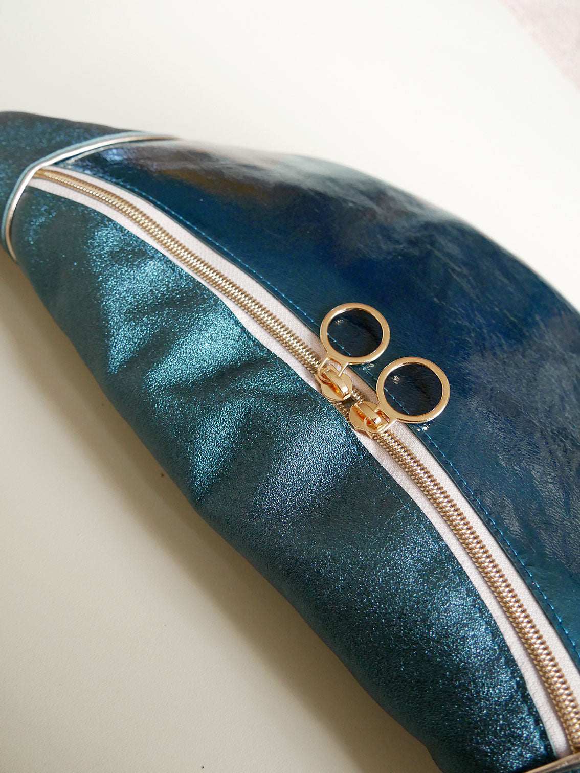 Banane - n°18 Cuir bleu canard vernis, bleu paon et or