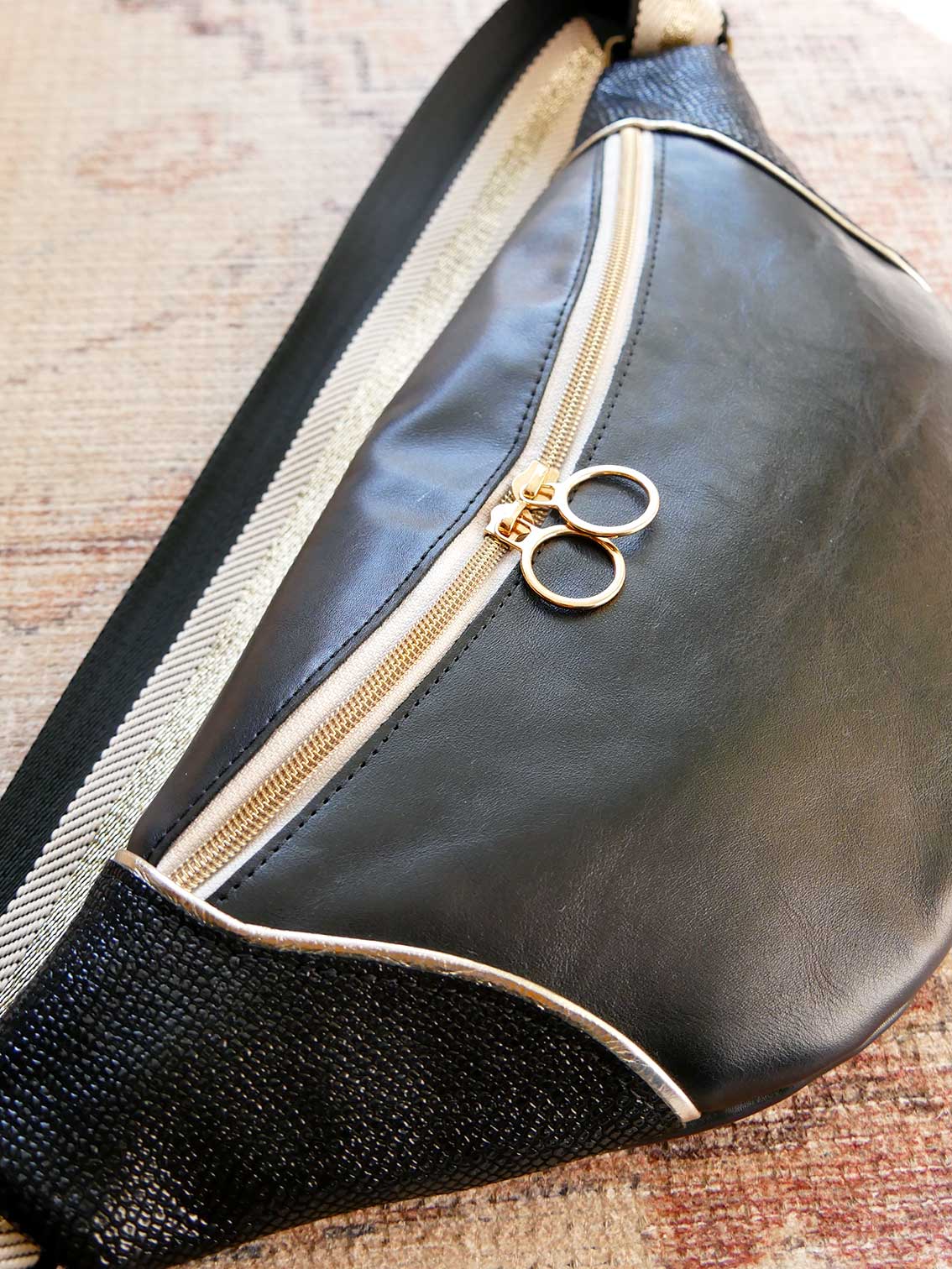 Banane - n°21 Cuir noir et or