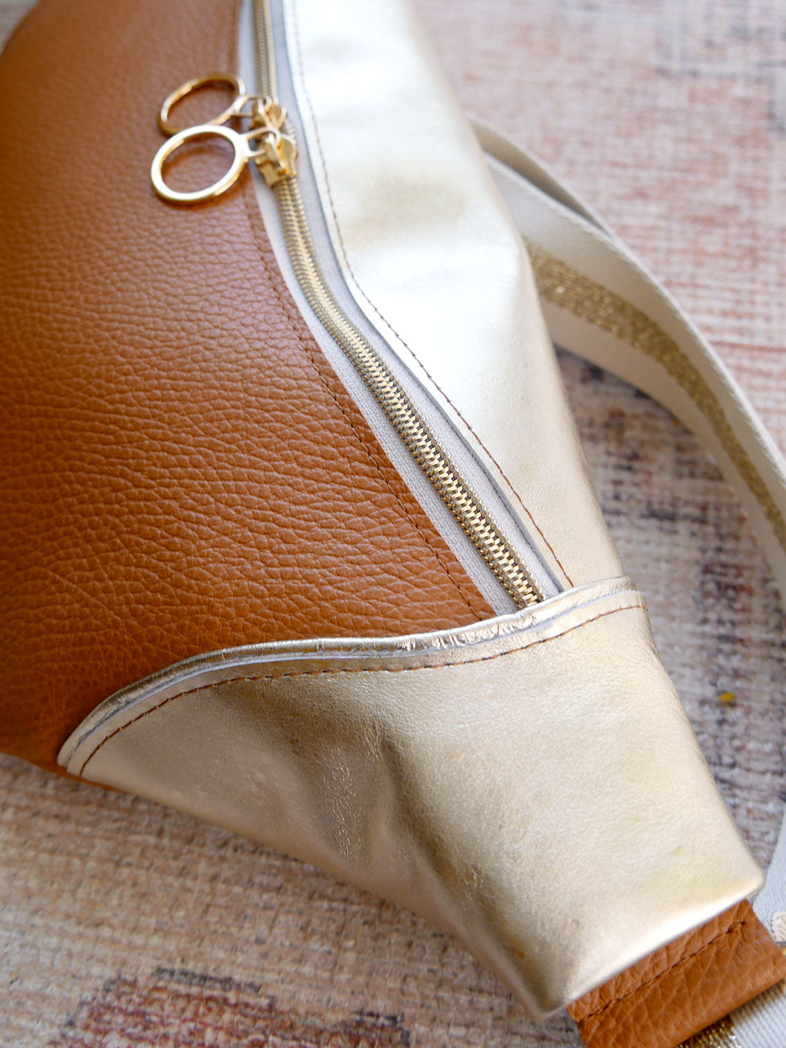 Banane - n°25 Cuir camel grainé et doré