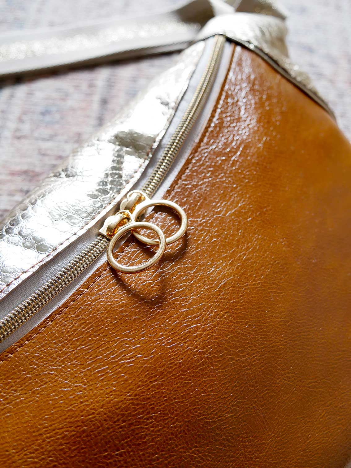 Banane - n°6 Cuir camel doré