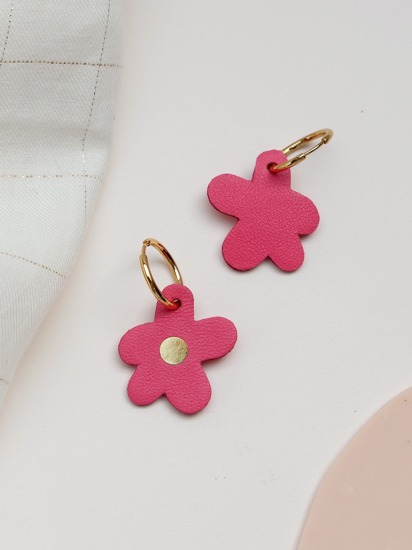 Barcelone - Boucles d'oreilles en cuir rose fuchsia et or