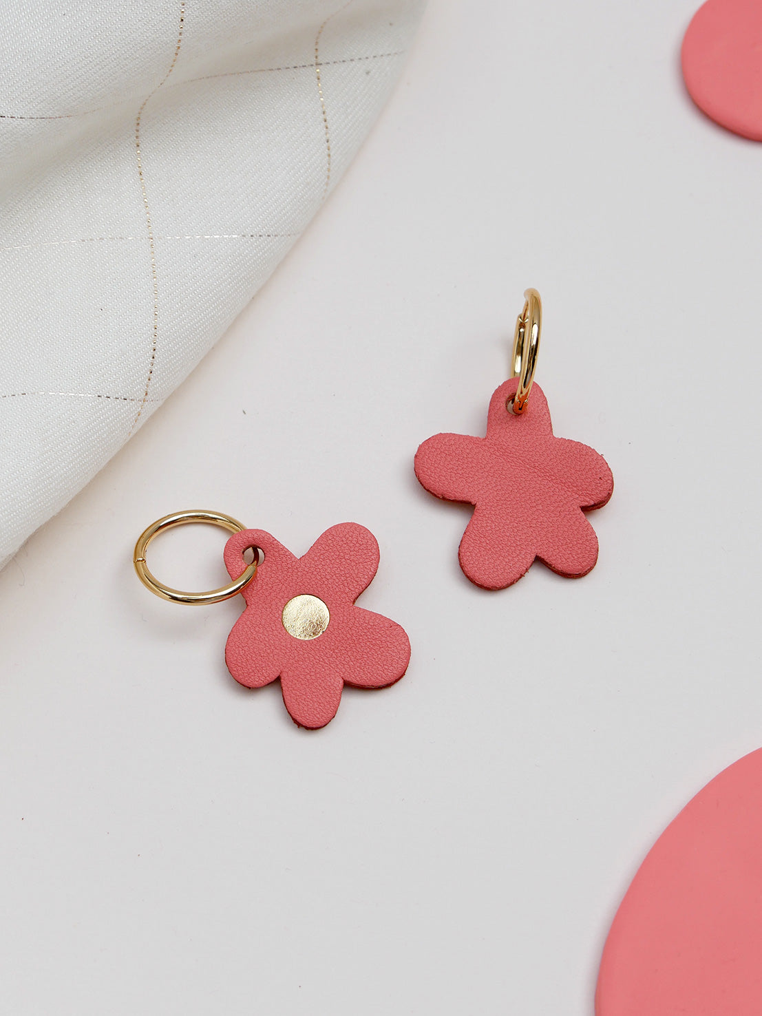 Barcelone - Boucles d'oreilles en cuir rose pêche et or