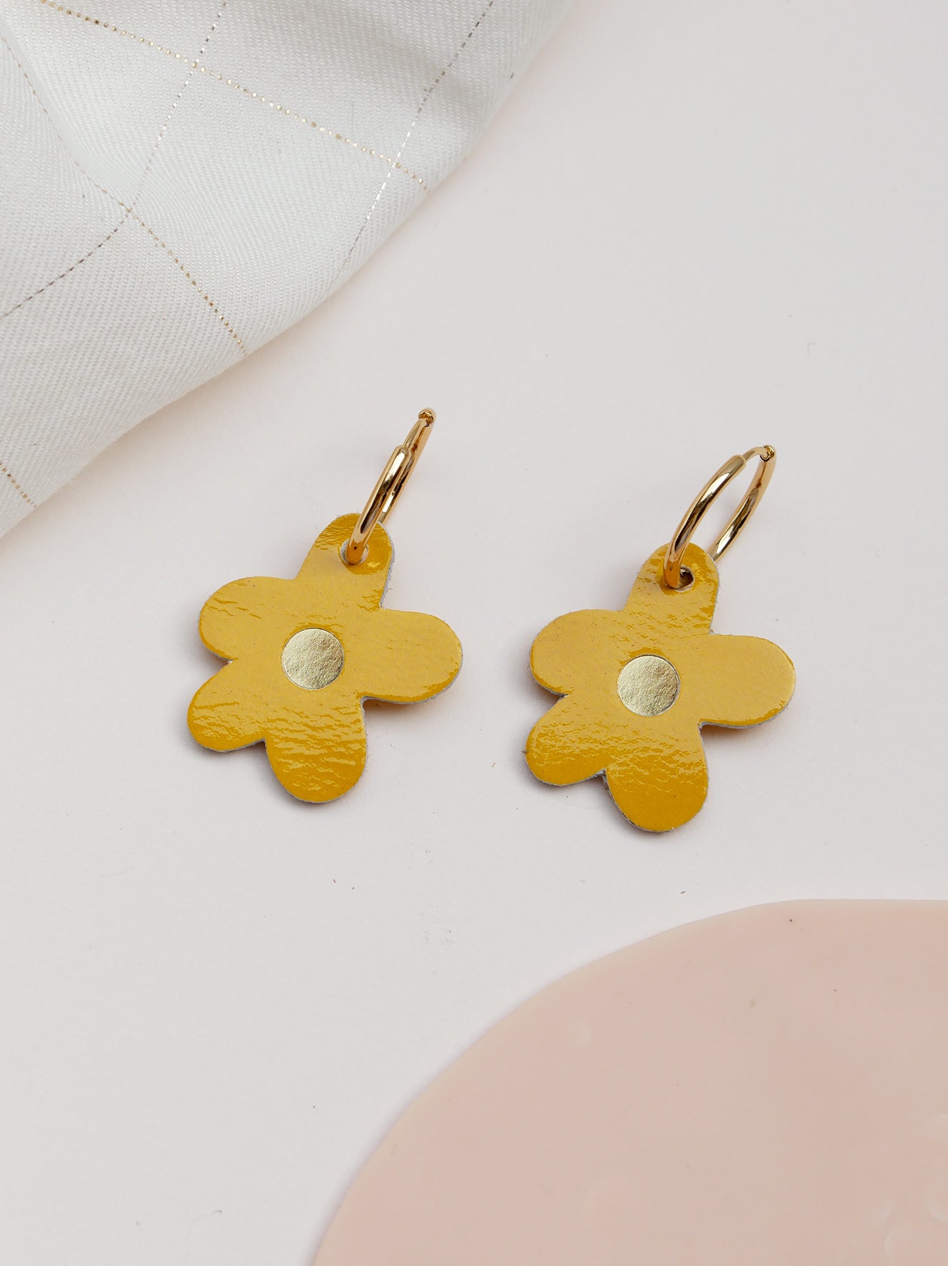 Barcelone - Boucles d'oreilles en cuir jaune tournesol et or