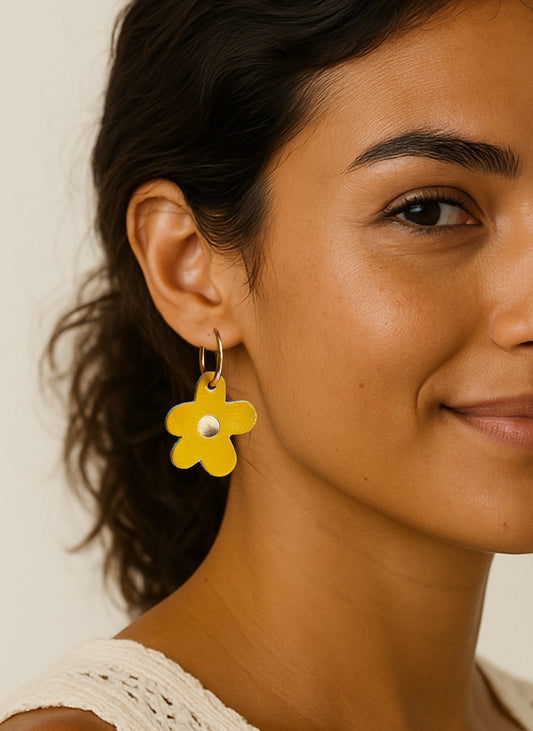 Barcelone - Boucles d'oreilles en cuir jaune tournesol et or