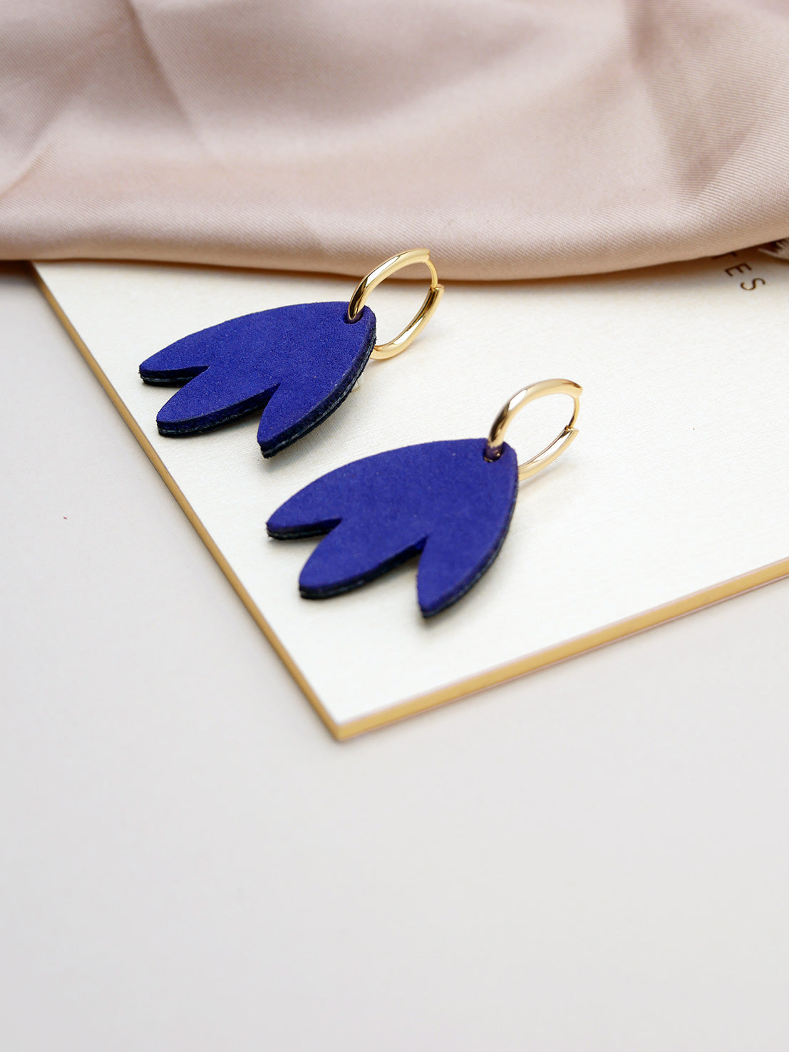 Bilbao - Boucles d'oreilles en cuir bleu klein et or