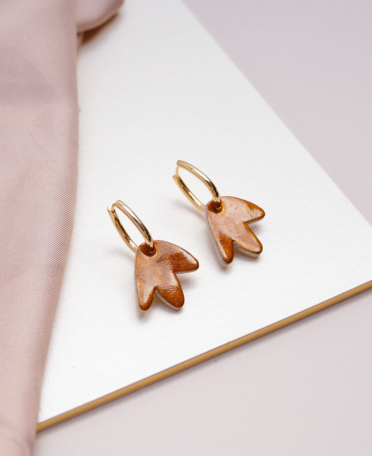 mini Bilbao - Boucles d'oreilles en cuir noisette vernis