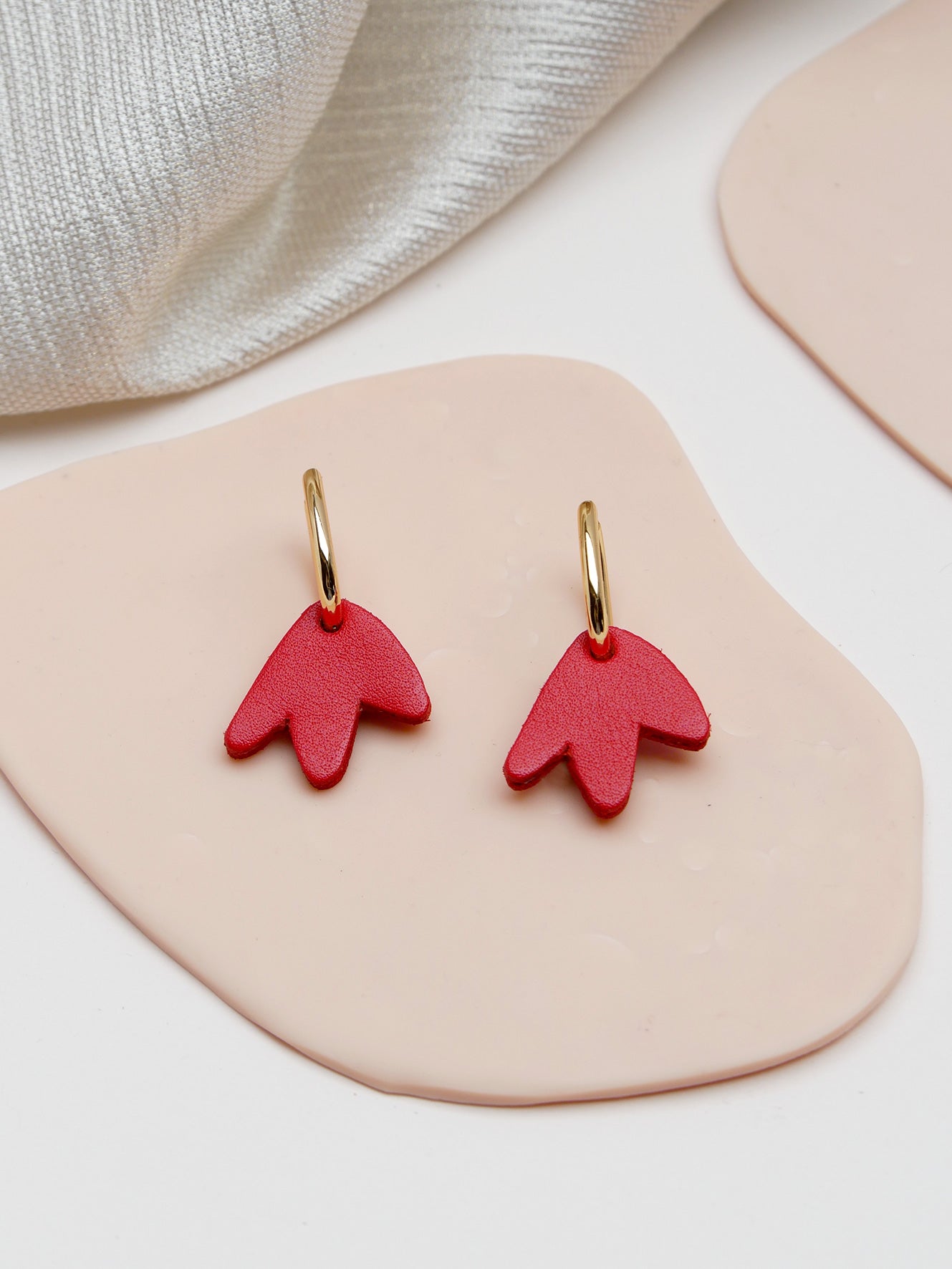 mini Bilbao - Boucles d'oreilles en cuir rouge fraise