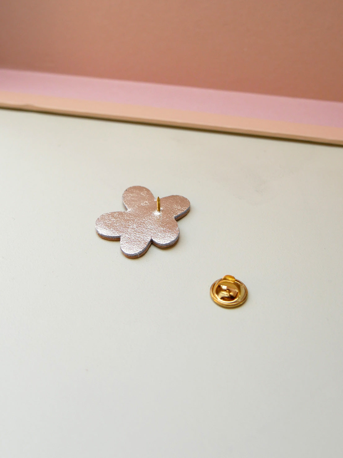 BARCELONE - pin's fleur en cuir palette rose bleu
