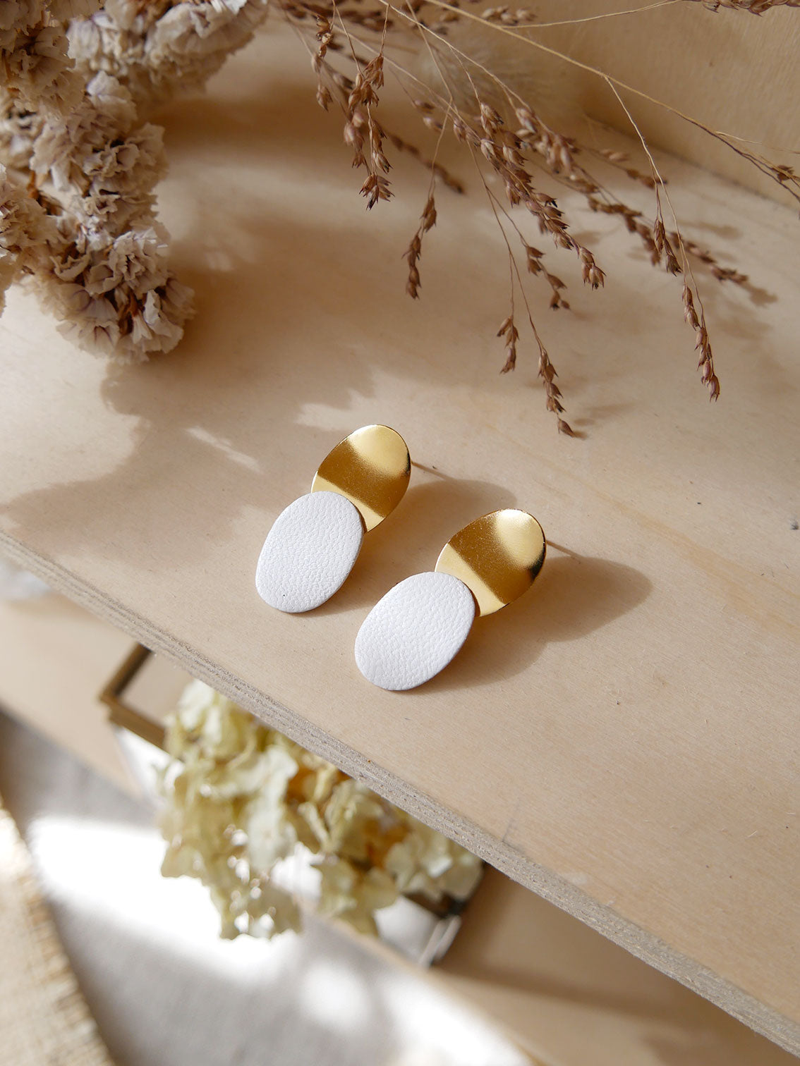 ROMA- Boucles d'oreilles doré en cuir blanc