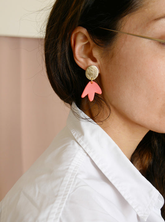 Mini Bilbao - Boucles d'oreilles en cuir rose flamand et or