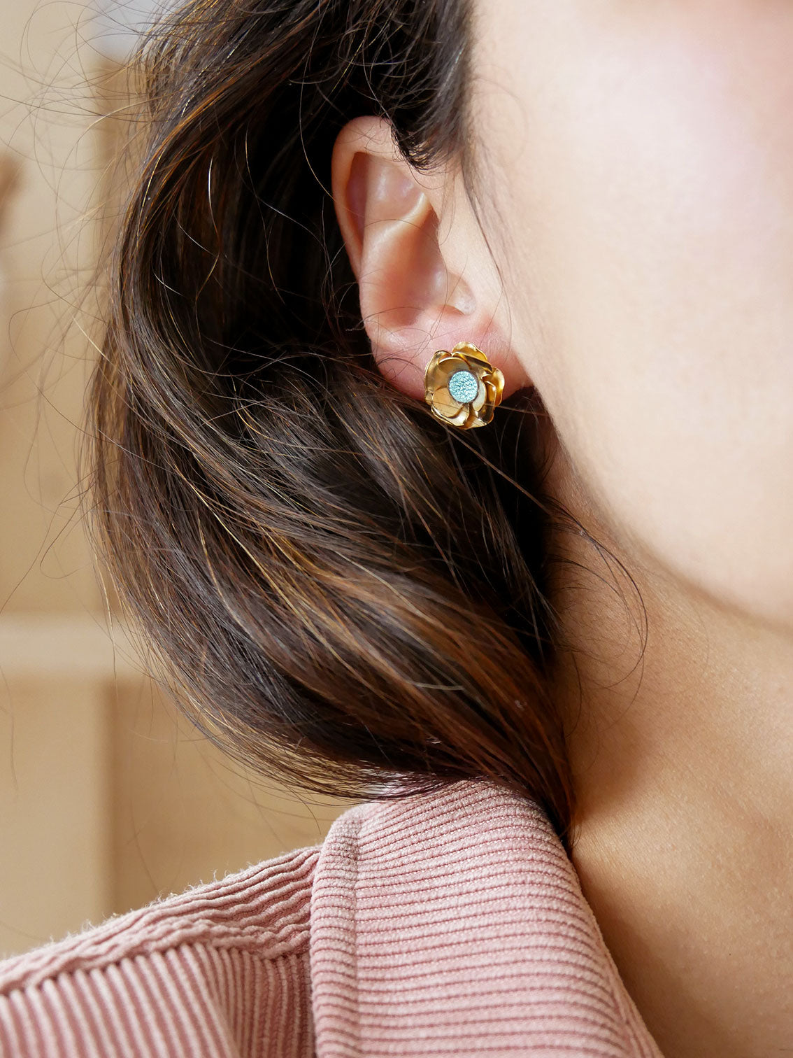 Vérone - Puces d'oreilles fleur dorée et cuir sirène