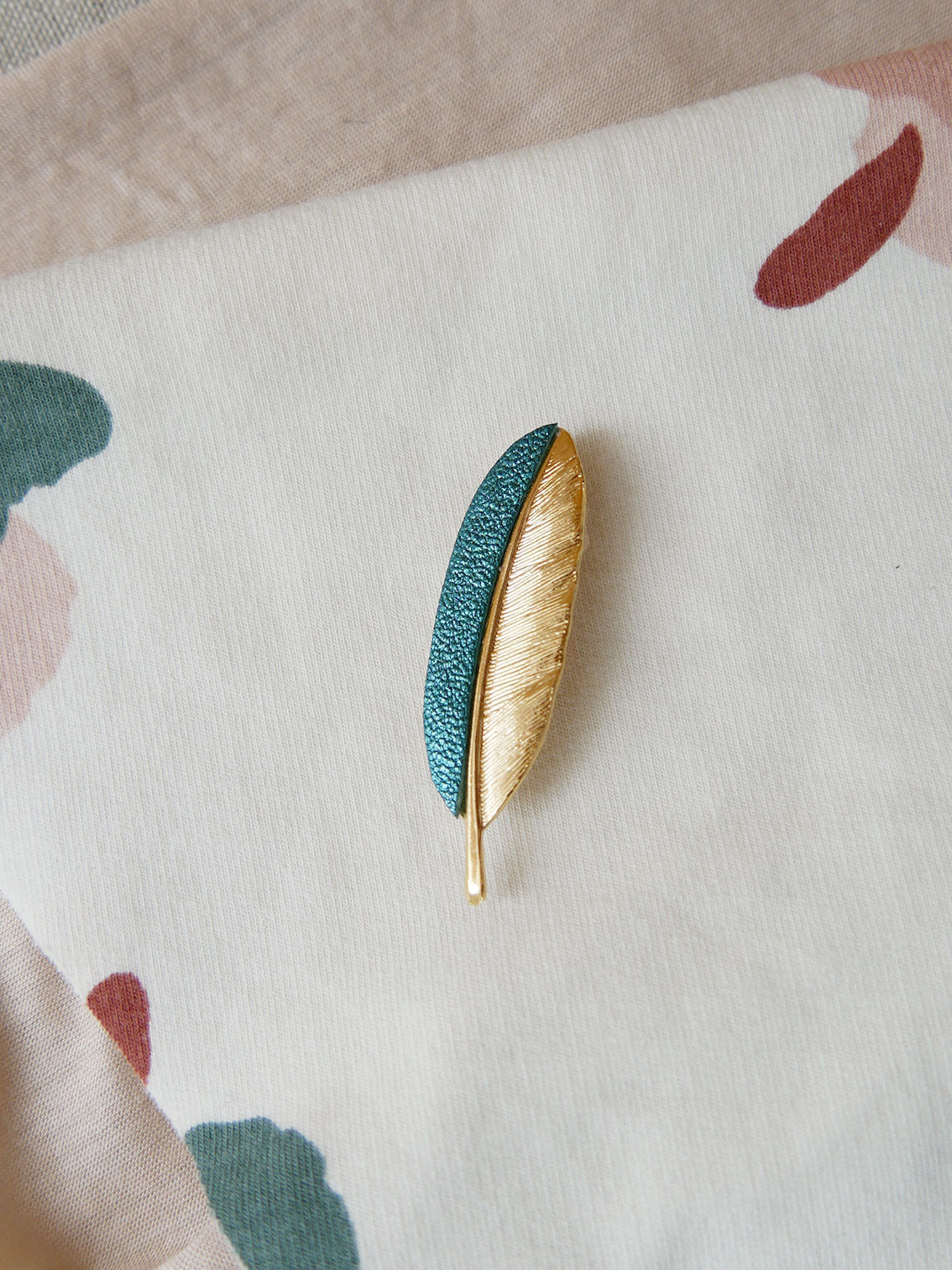 La Plume - broche plume en cuir vert forêt scintillant et or