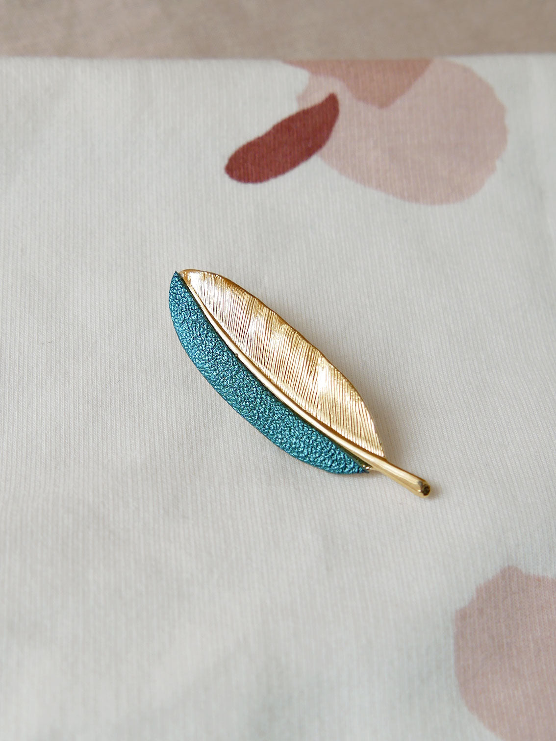 La Plume - broche plume en cuir vert forêt scintillant et or