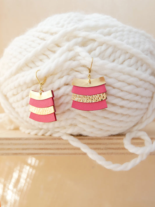 Cadix - Boucle d'oreilles en cuir rose fuchsia et or
