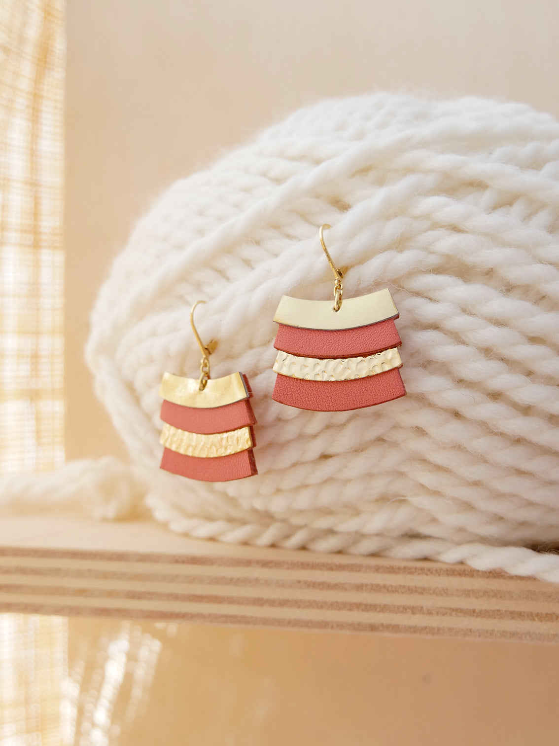 Cadix - Boucle d'oreilles en cuir rose pêche et or
