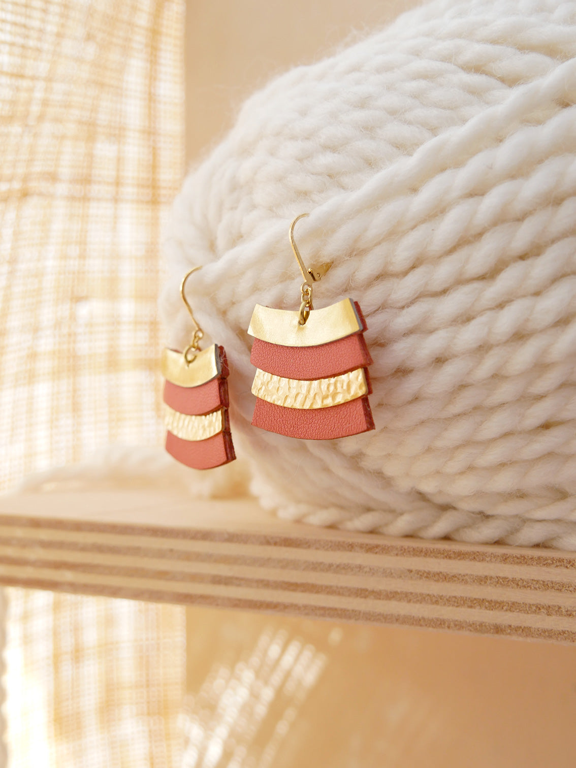 Cadix - Boucle d'oreilles en cuir rose pêche et or