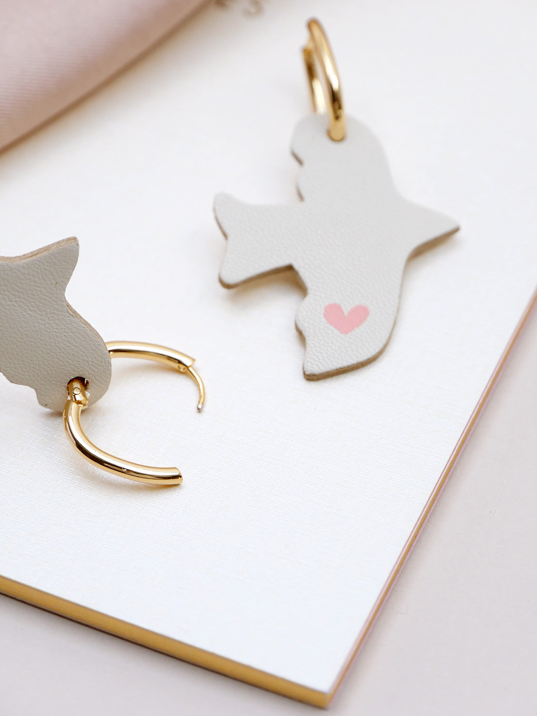 Essaouira - Boucles d'oreilles oiseau en cuir blanc et or