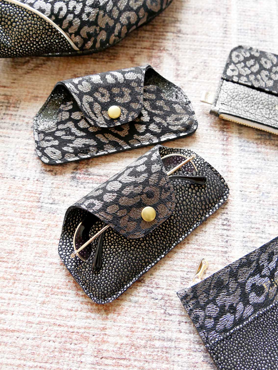 Etui à lunettes ET23 et ET24 en cuir noir et argenté