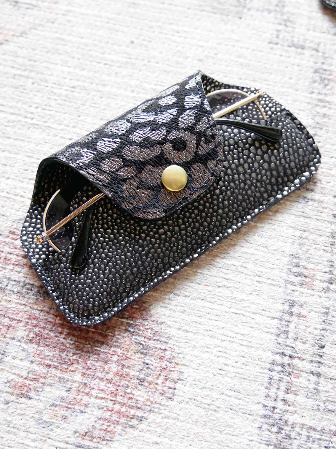Etui à lunettes ET23 et ET24 en cuir noir et argenté