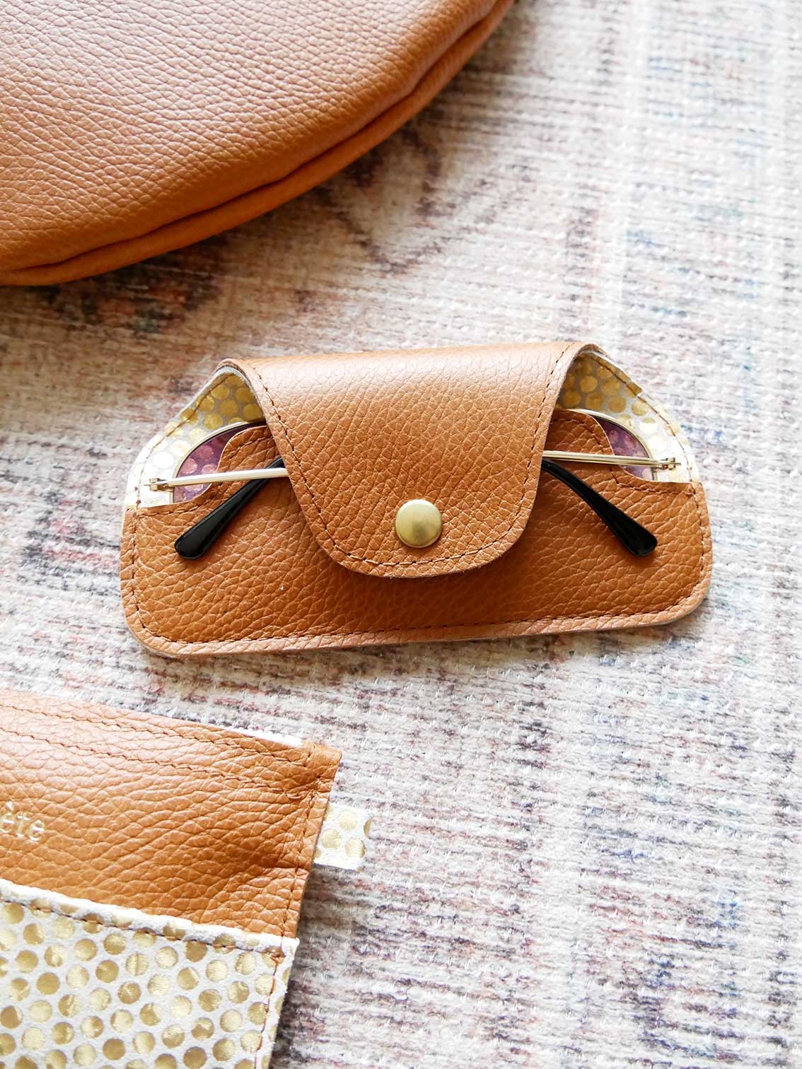 Etui à lunettes ET28 en cuir marron camel doré