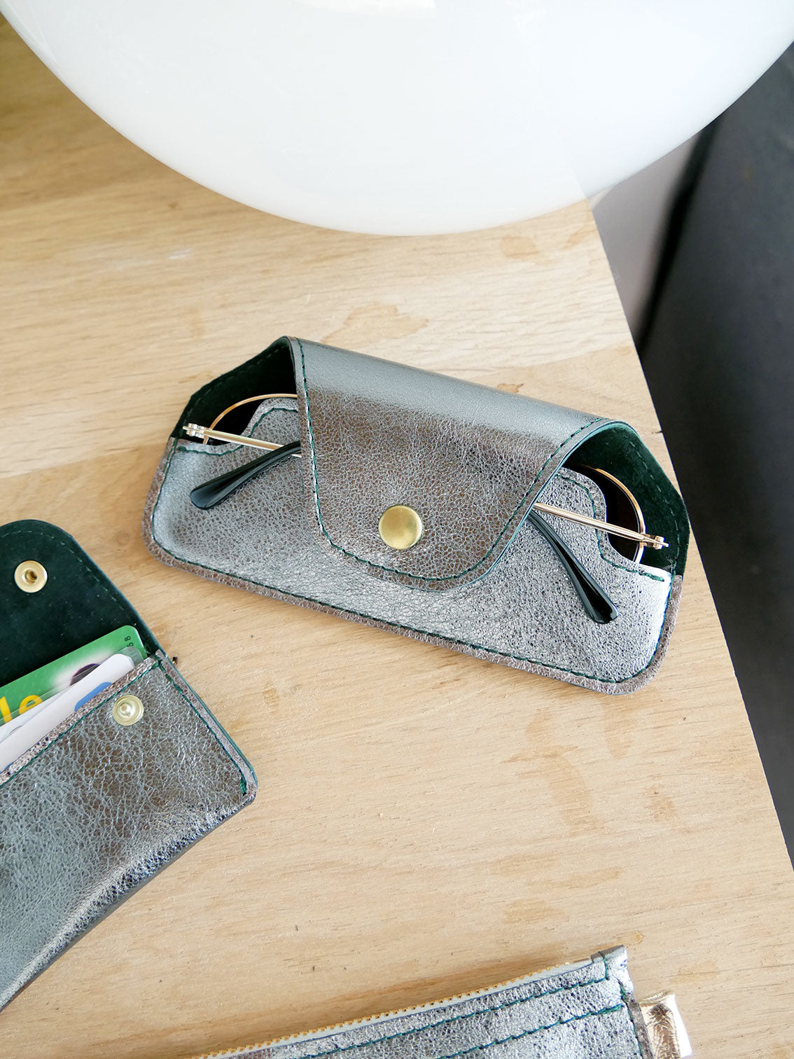 Etui à lunettes ET32 en cuir vert de gris métallisé