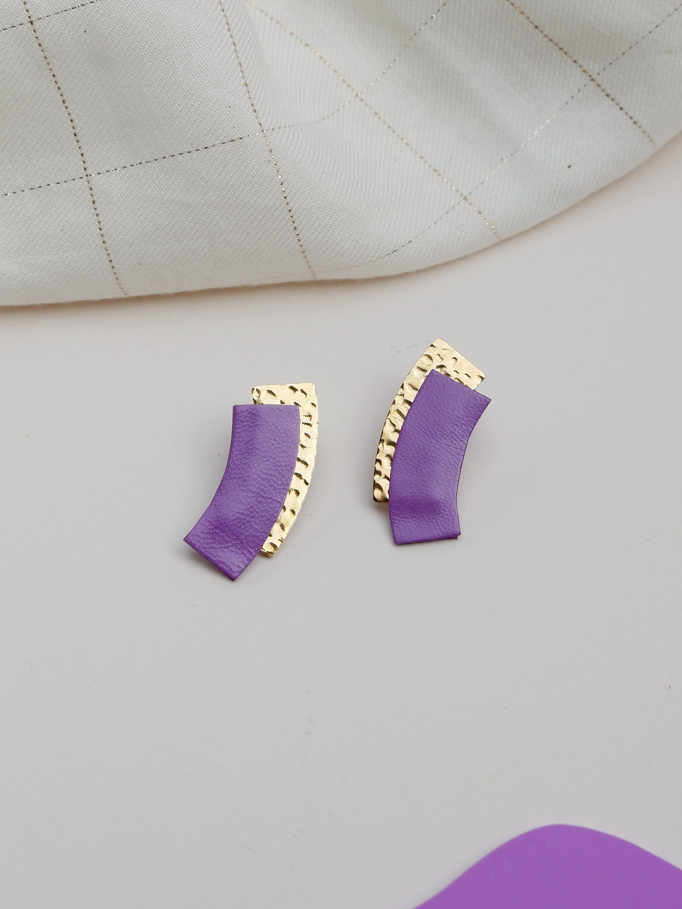 MENPHIS - Puces d'oreilles en cuir violet lilas