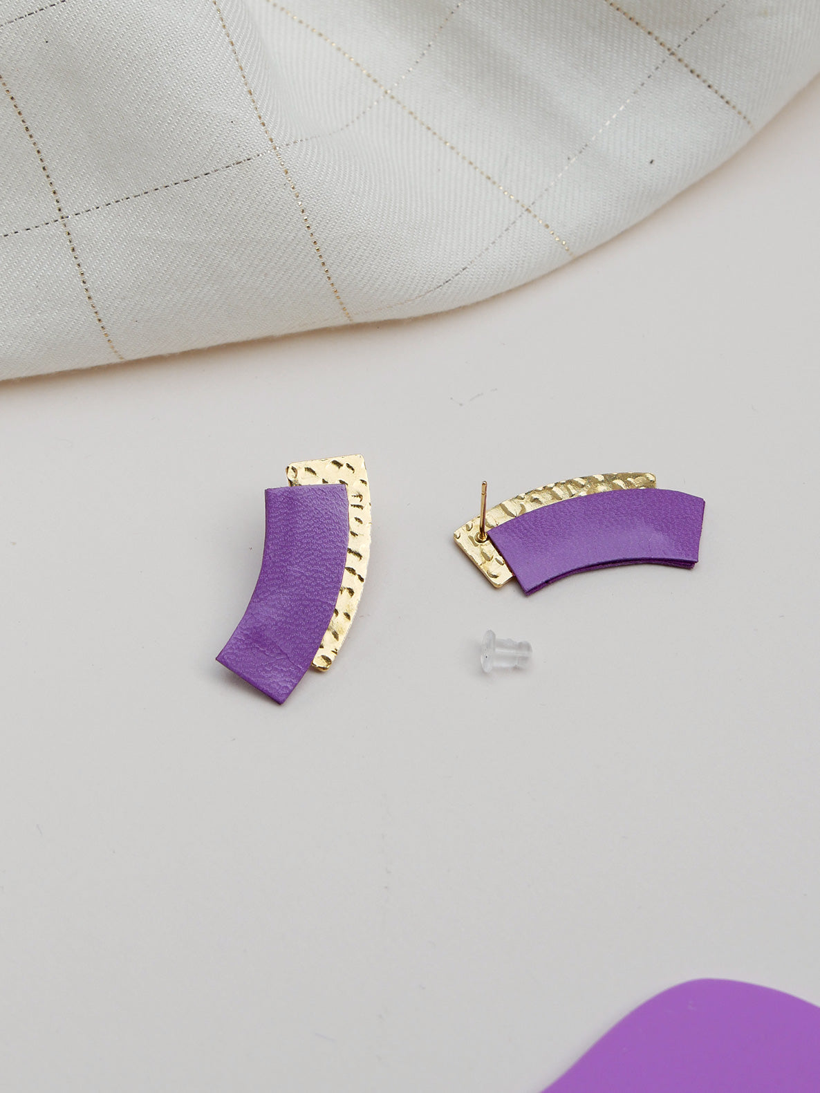 MENPHIS - Puces d'oreilles en cuir violet lilas
