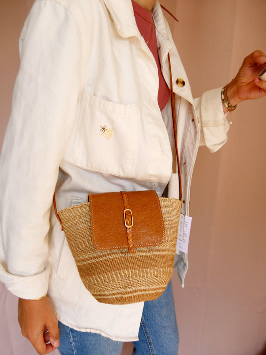 Numéro 100 - Panier en osier et cuir camel à bandoulière