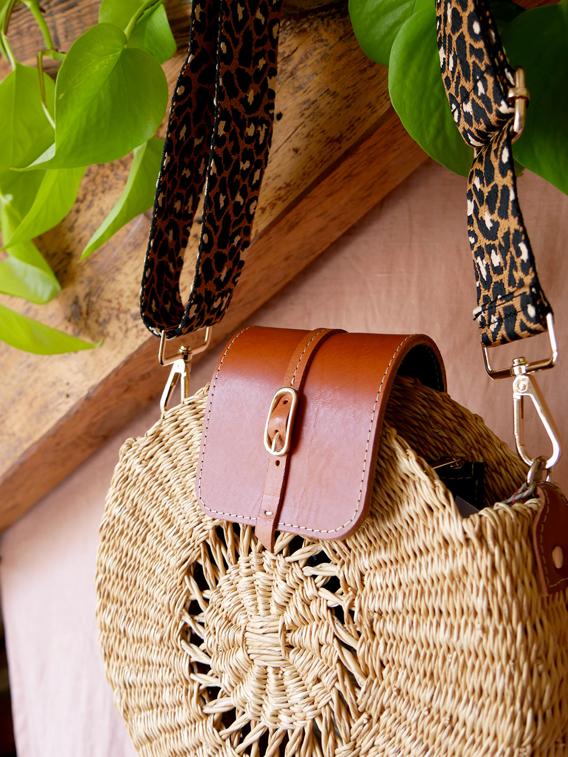 Numéro 42 - Panier en osier rond et cuir camel à bandoulière léopard