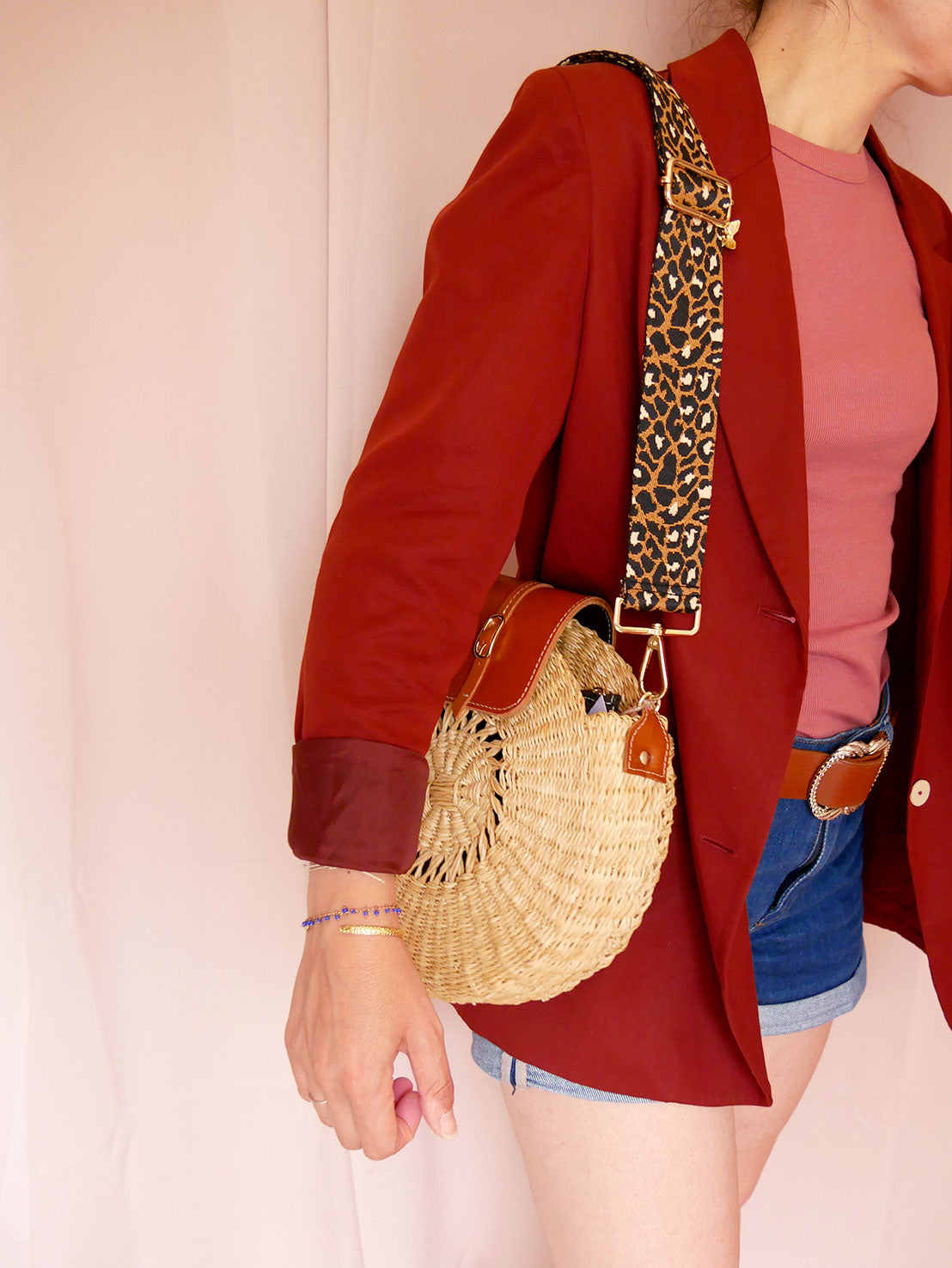 Numéro 42 - Panier en osier rond et cuir camel à bandoulière léopard