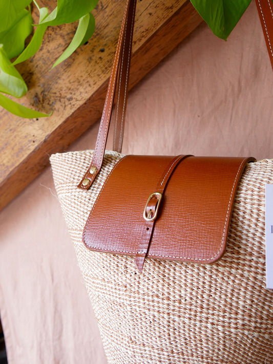 Numéro 92 - Panier en osier et cuir camel à anses