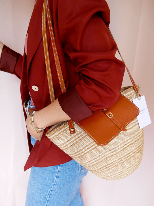 Numéro 97 - Panier en osier et cuir camel à anses