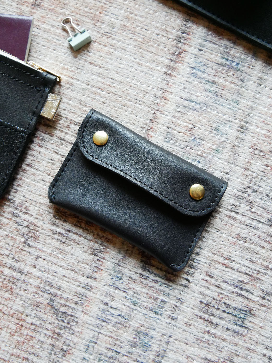Porte-cartes PC25 en cuir noir et brillant