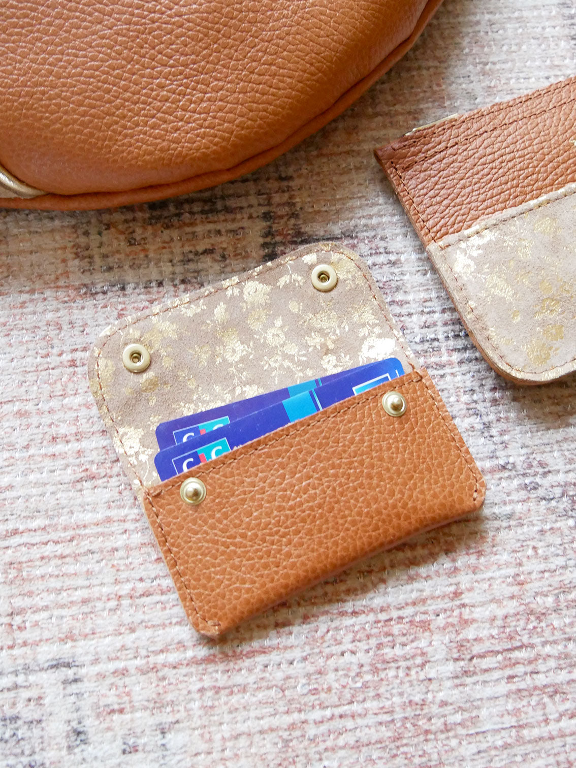Porte-cartes PC26 en cuir camel et doré