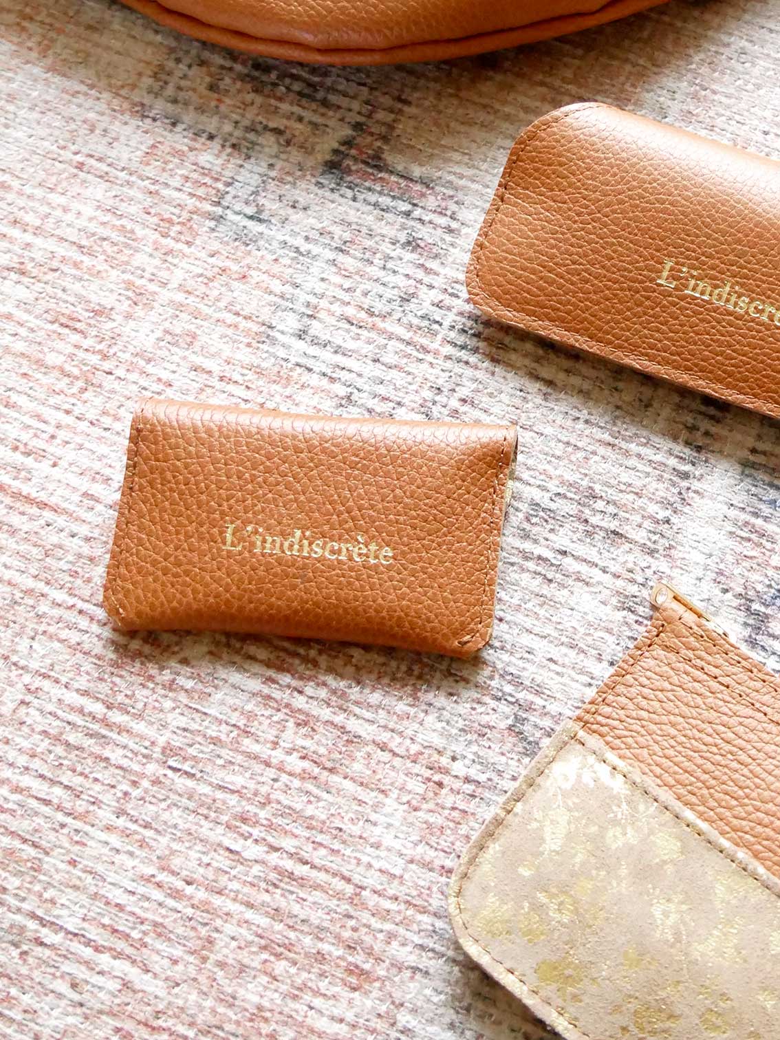 Porte-cartes PC26 en cuir camel et doré