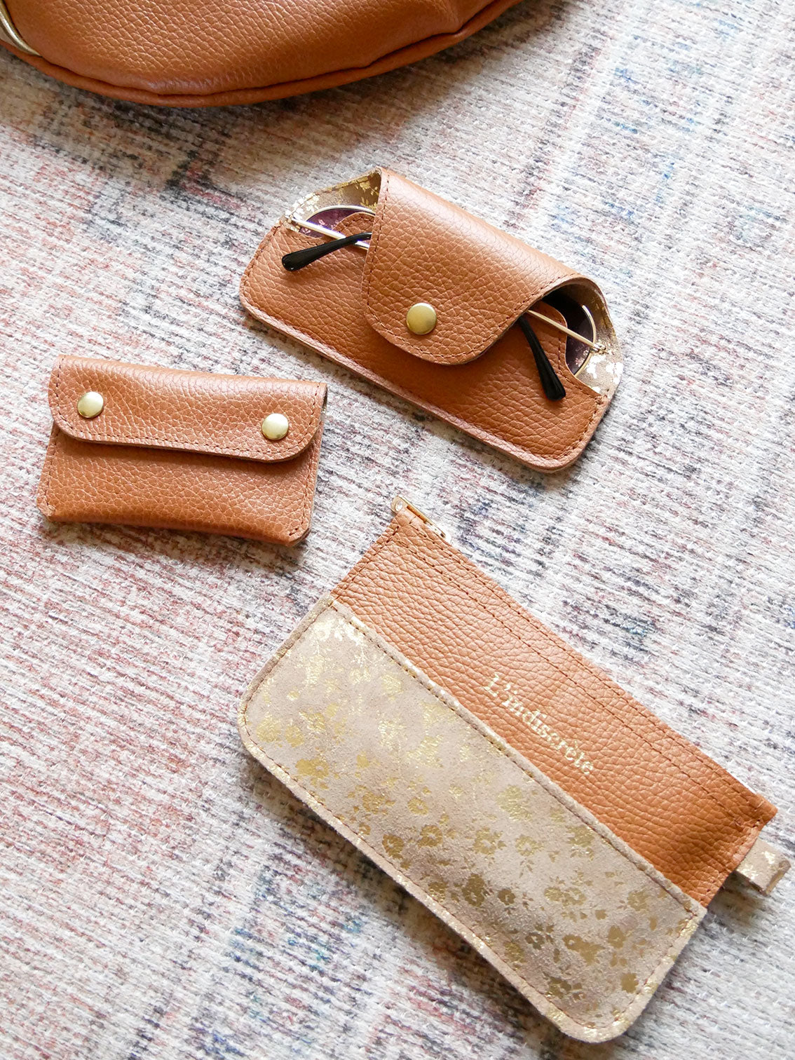 Porte-cartes PC26 en cuir camel et doré