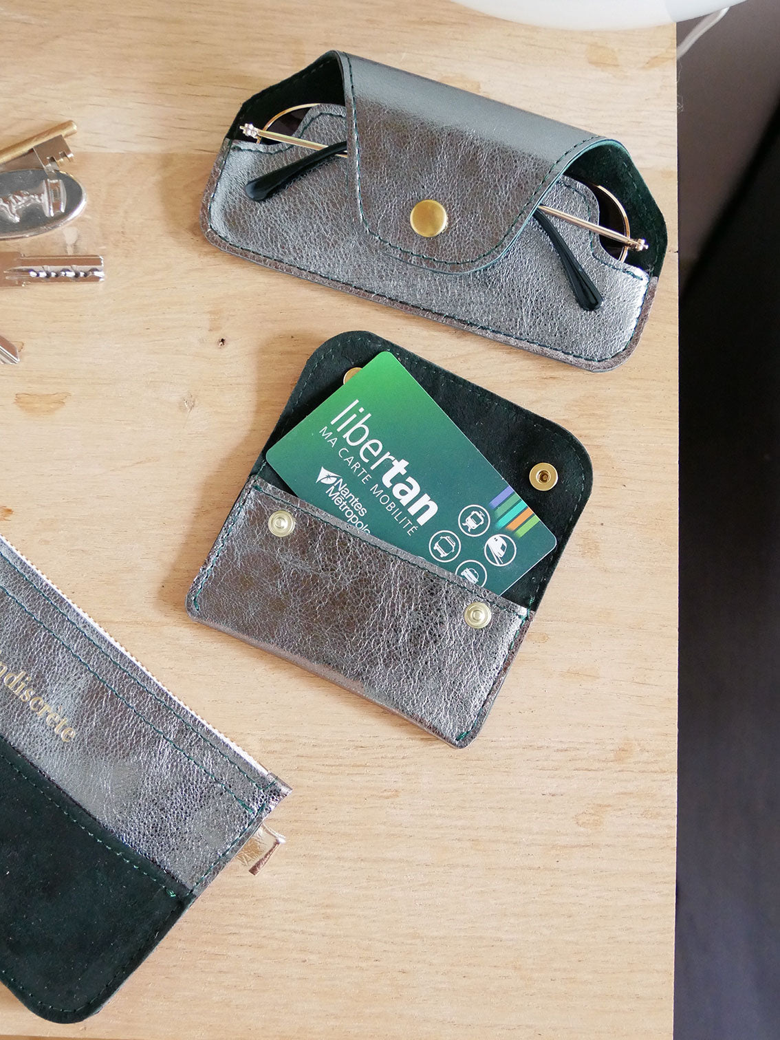 Porte-cartes PC27 en cuir vert de gris métallisé