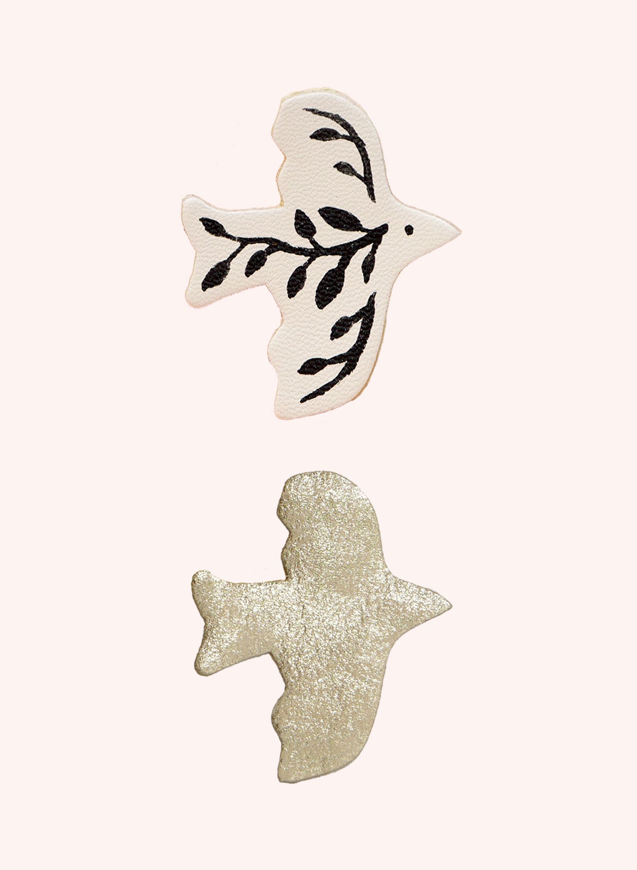 L'envolée - pin's oiseau en cuir