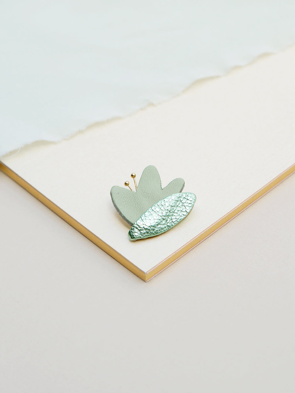 HANA - pin's en cuir vert amande