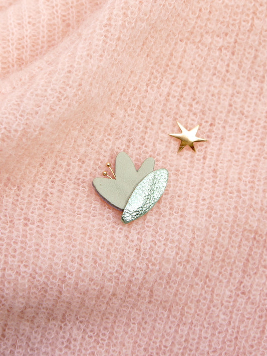 HANA - pin's en cuir vert amande