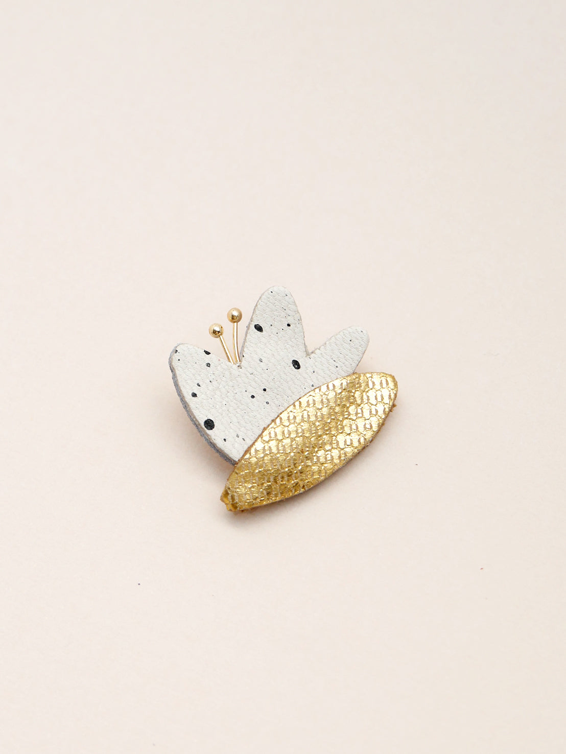 HANA - pin's en cuir blanc moucheté