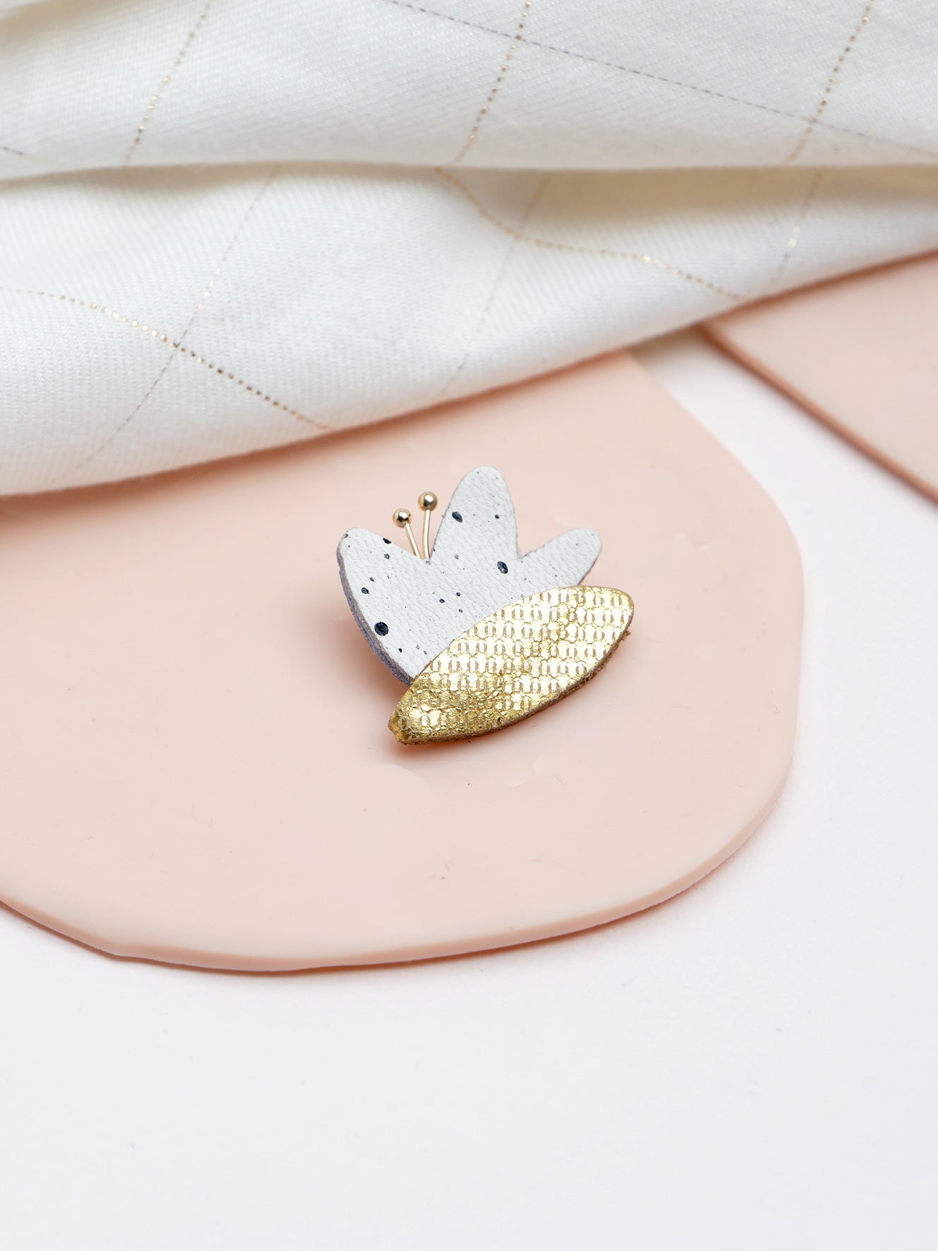HANA - pin's en cuir blanc moucheté