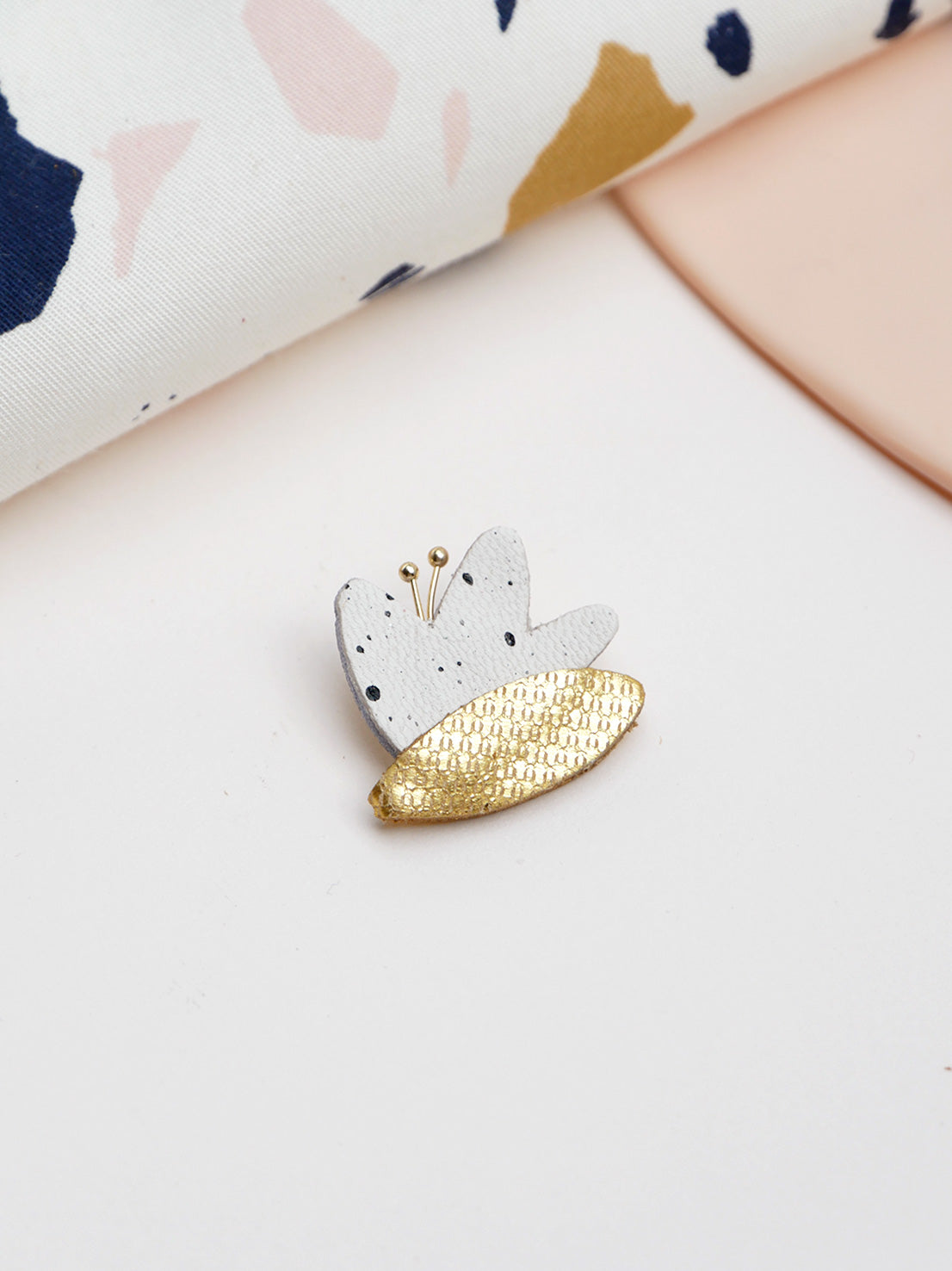 HANA - pin's en cuir blanc moucheté